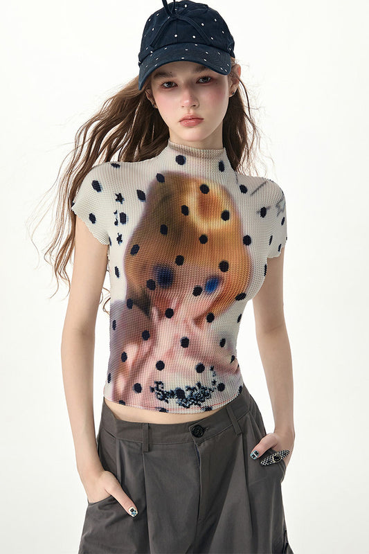 Weißes Pünktchen-T-Shirt mit Puppenaufdruck