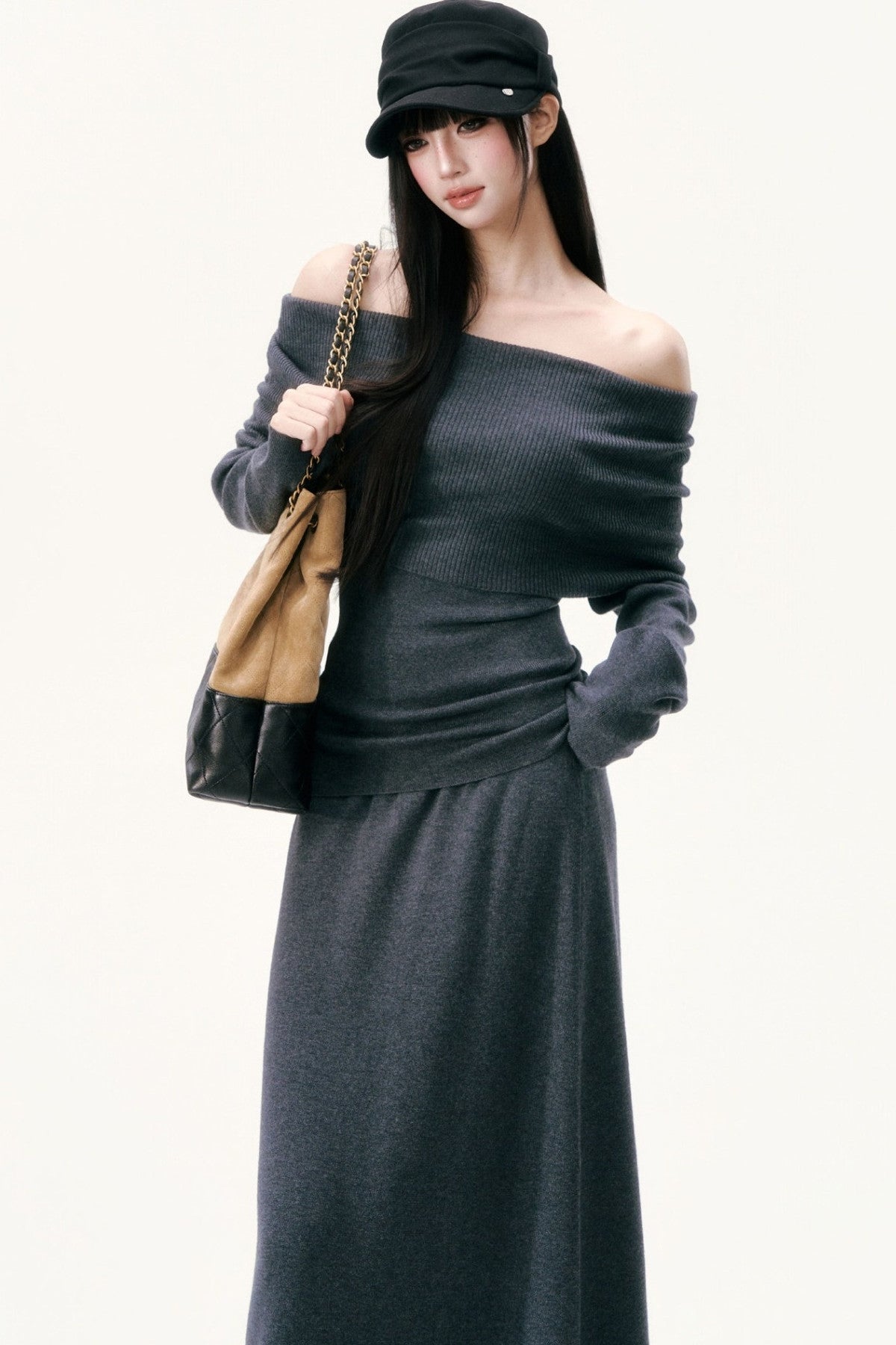 Completo con top in maglia di lana monospalla e gonna lunga