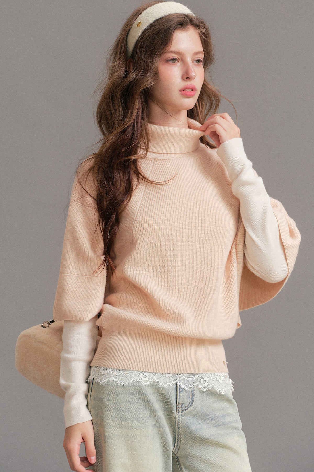 T-shirt in maglia a coste con scollo a V e strati effetto pizzo
