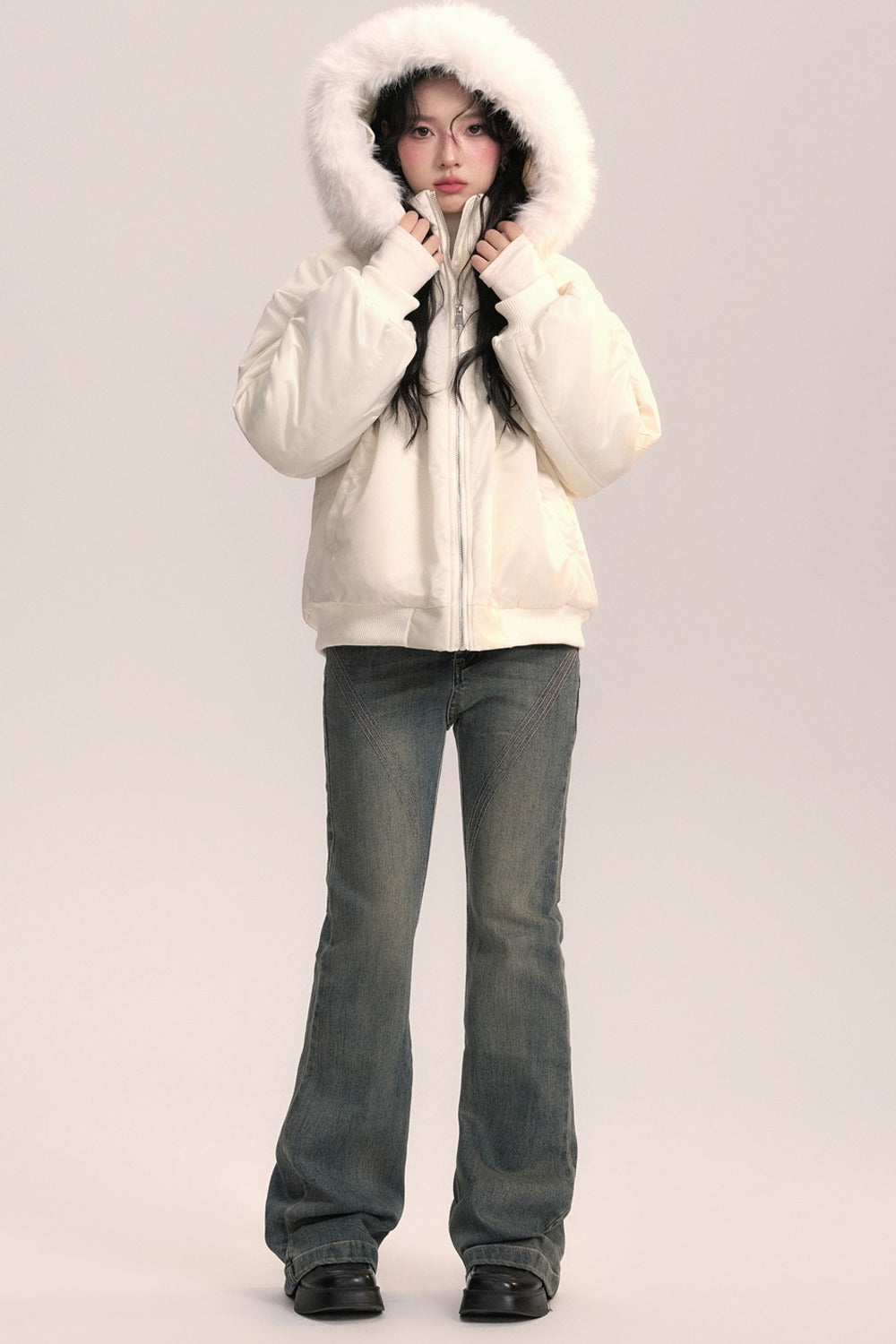 Chaqueta bomber con capucha de pelo y lazo