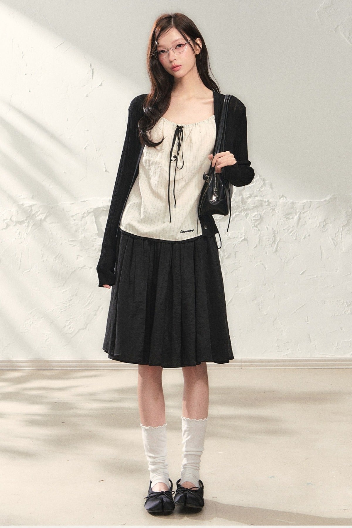 Completo con cardigan sottile a maglia, canotta, pantaloni e gonna