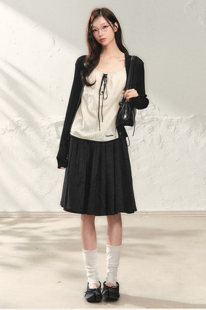 Completo con cardigan sottile a maglia, canotta, pantaloni e gonna