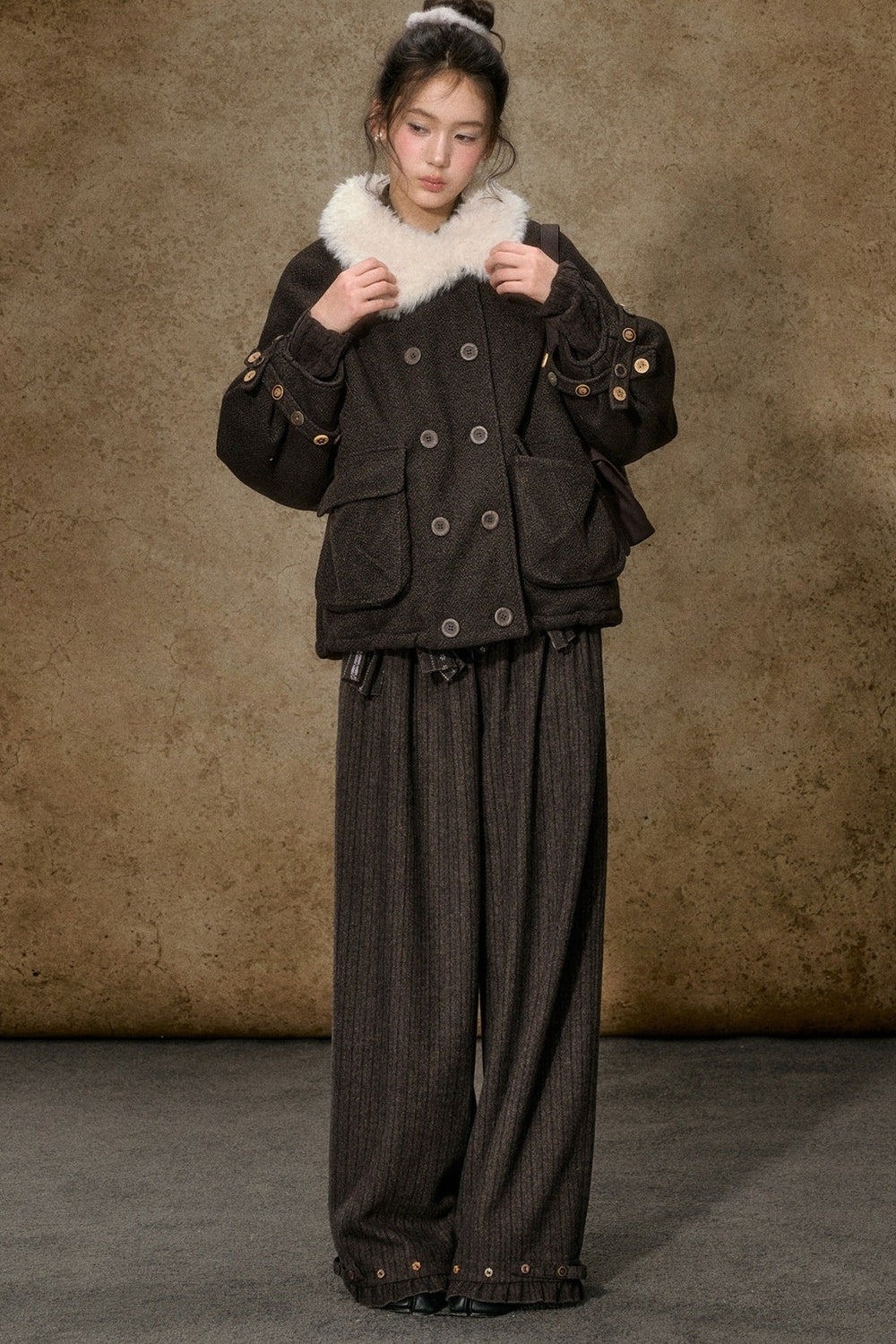 Kurze Daunenjacke mit Color-Blocking und Pelzkragen