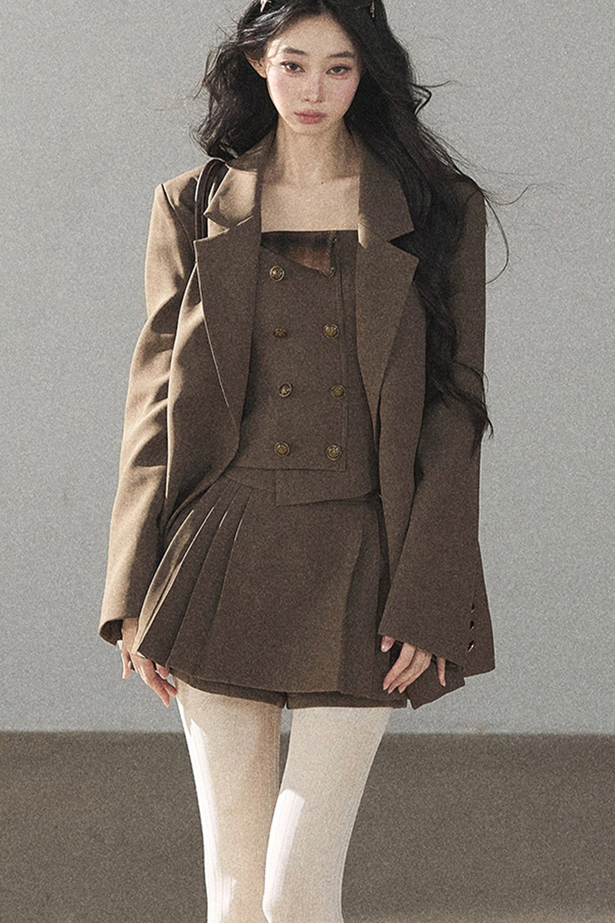 Ensemble sophistiqué avec blazer, haut et jupe
