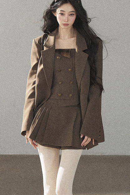 Ensemble sophistiqué avec blazer, haut et jupe