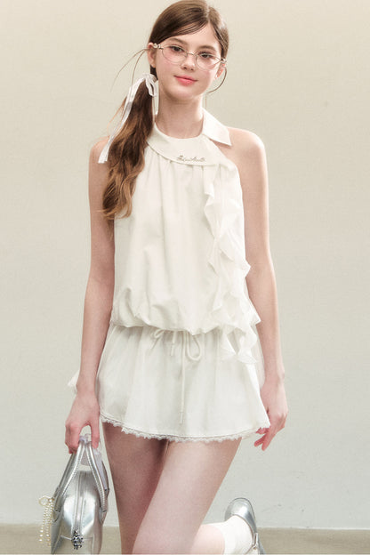 Completo con top halter bianco senza maniche e gonna corta