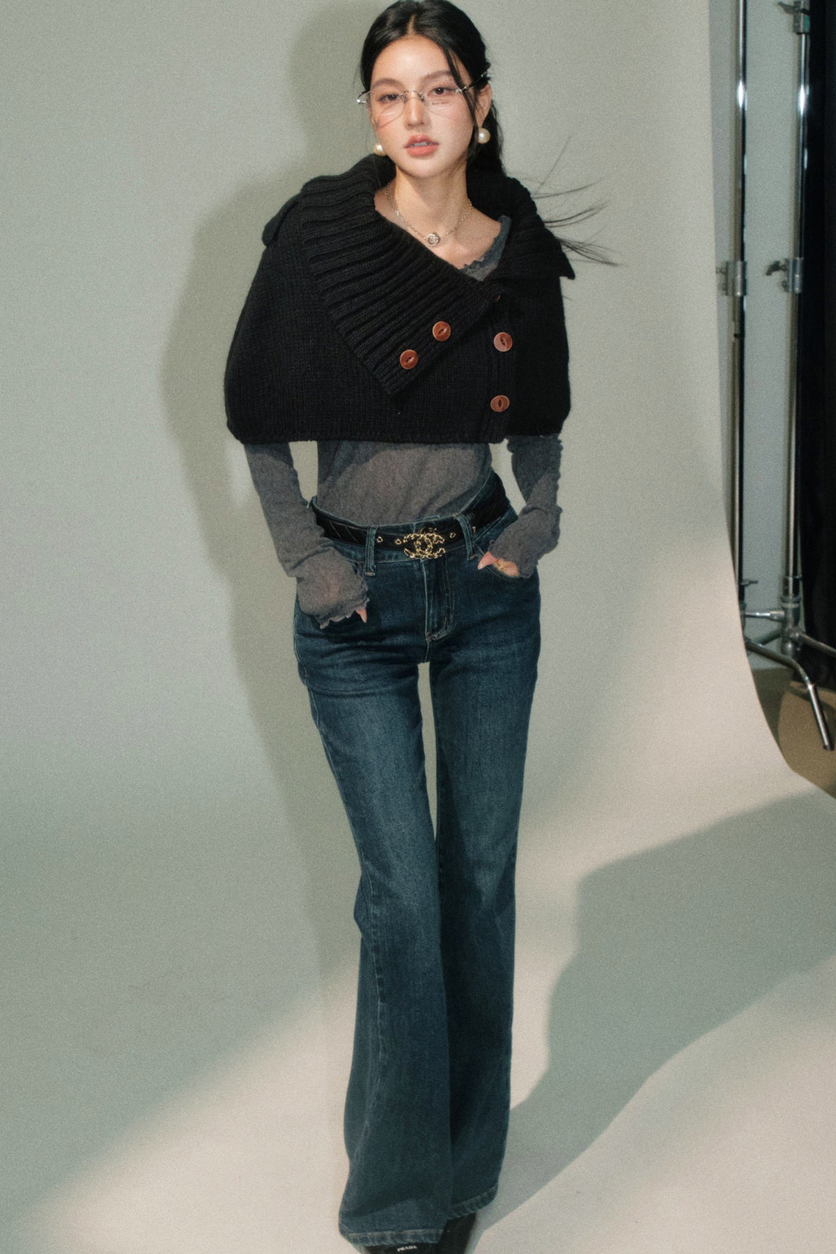 Completo mantella in maglia con revers asimmetrico e pantaloni
