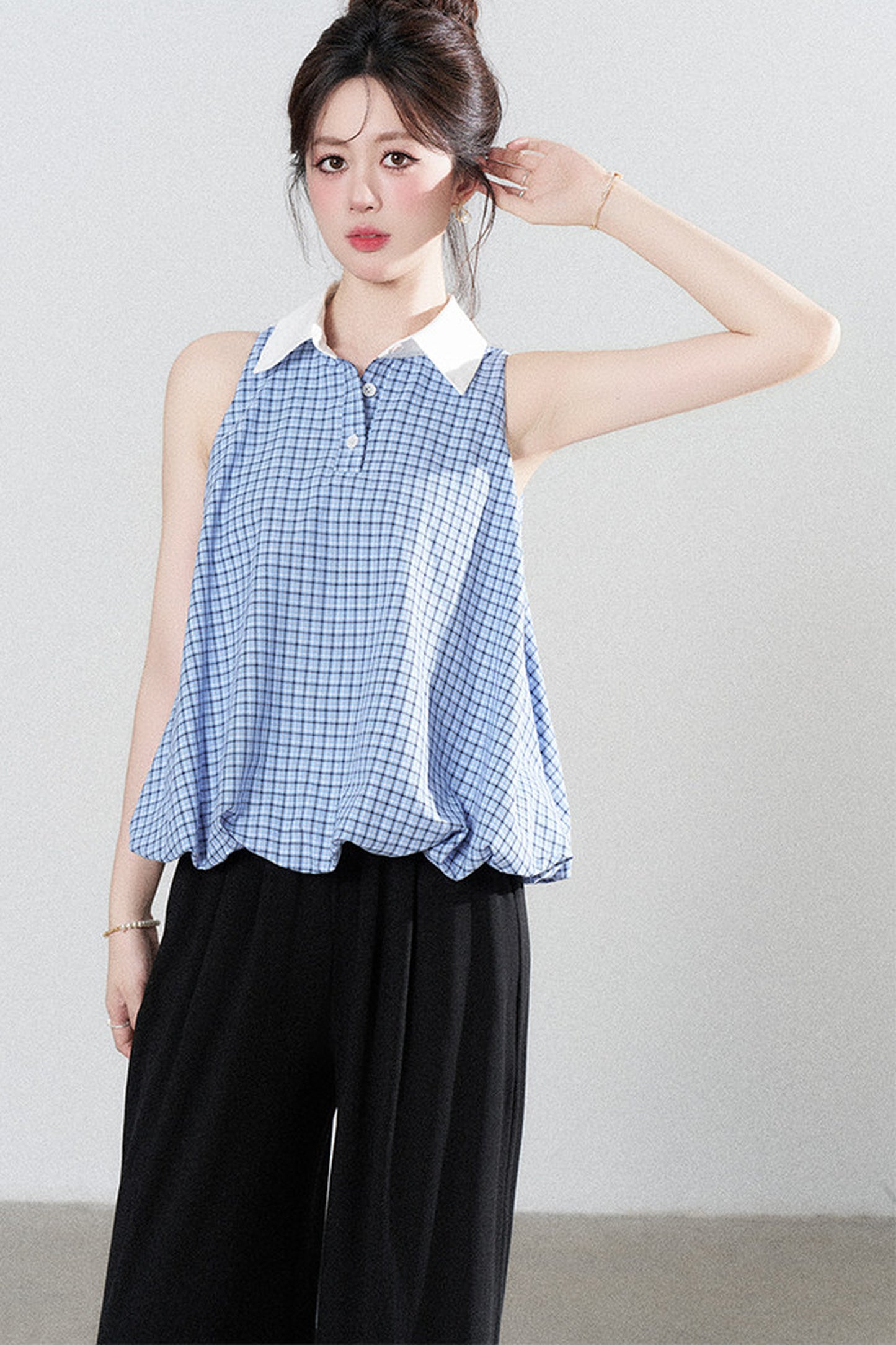 Blaue karierte Halter-Bluse