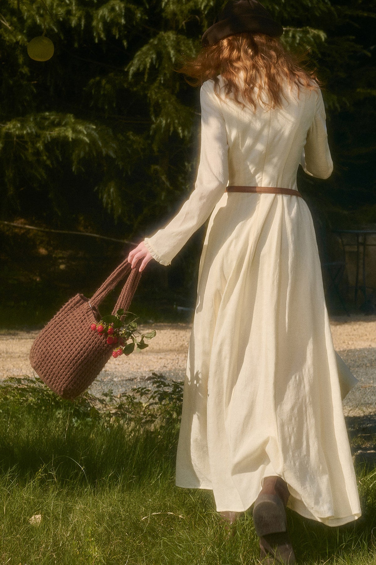 Langes Kleid mit Taillenschleife und Stickerei