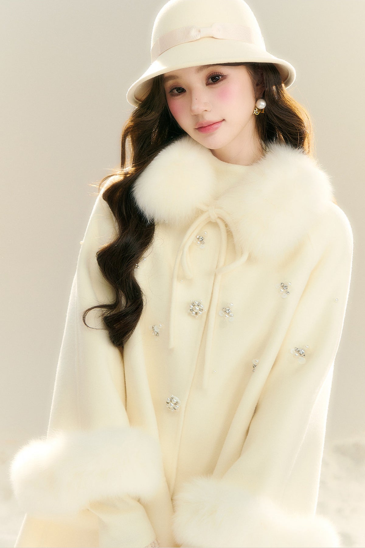 Chaqueta de lana reversible con cuello de pelo de zorro y cuentas