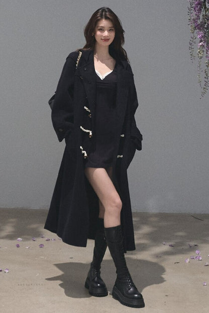 Manteau en laine à capuche avec brandebourgs