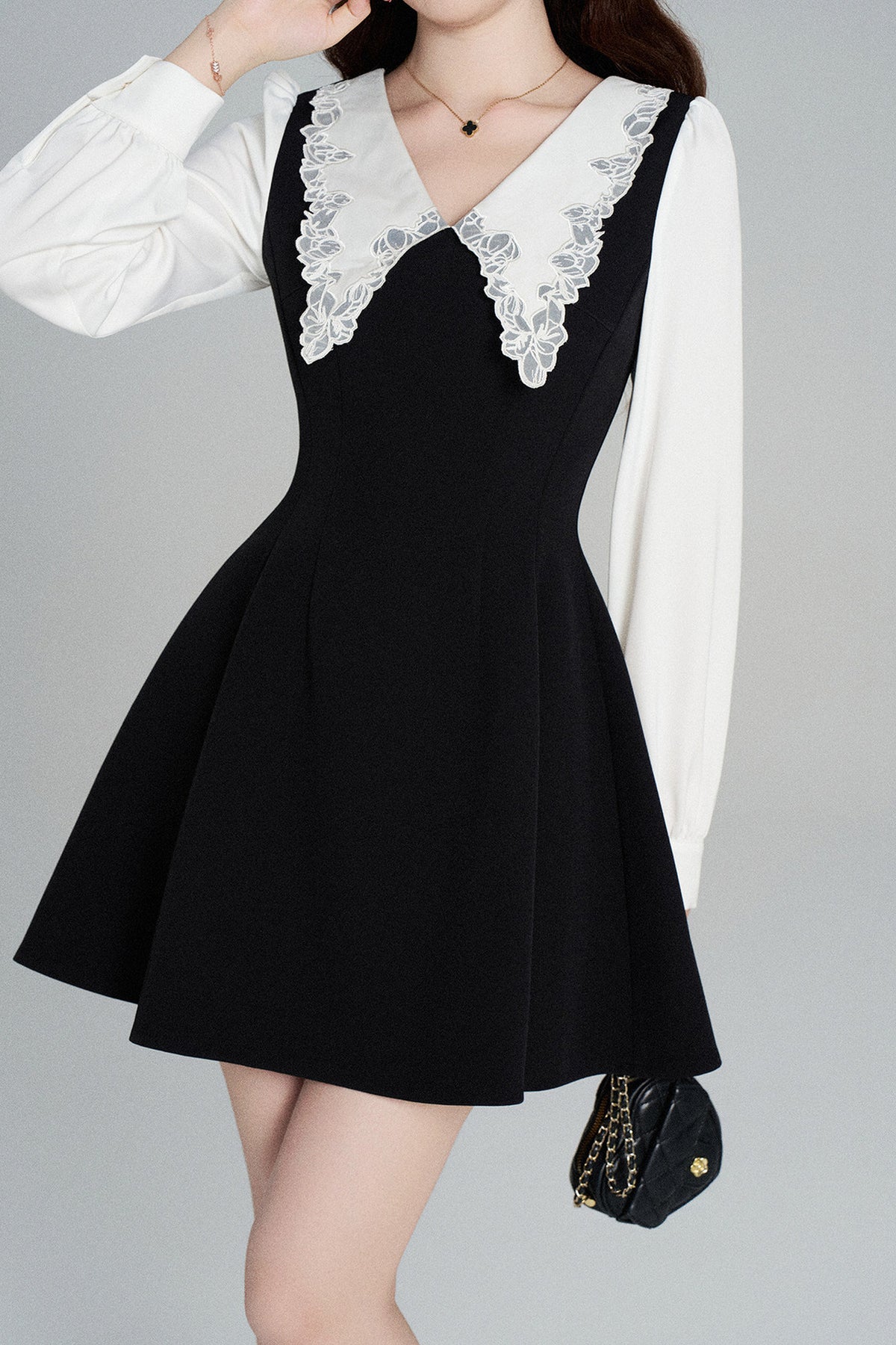 Schwarzes A-Linien-Kleid mit Bubikragen und tailliertem Schnitt