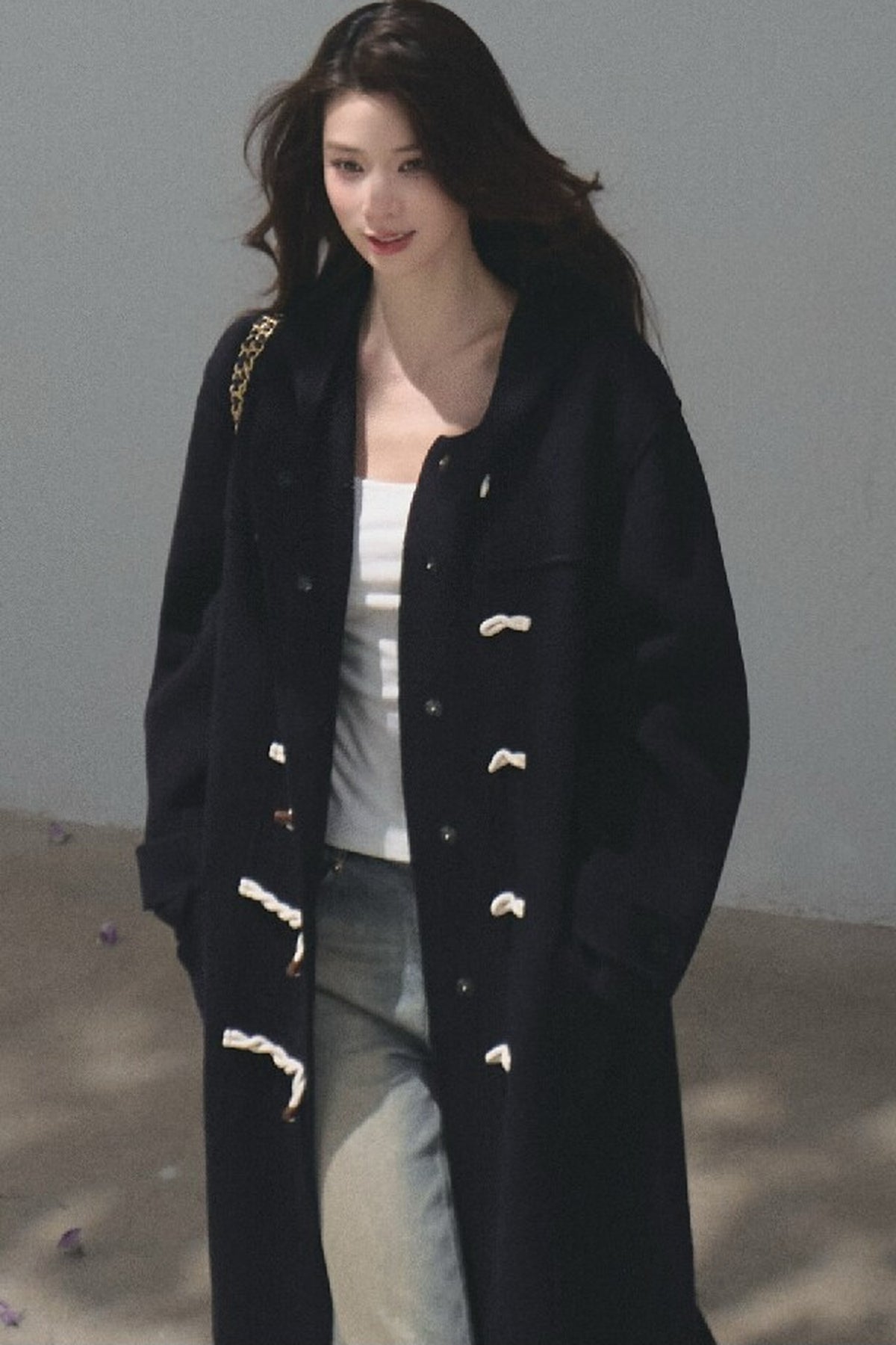 Manteau en laine à capuche avec brandebourgs