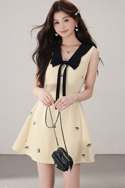 Gelbes ärmelloses Kleid mit Schleifenkragen
