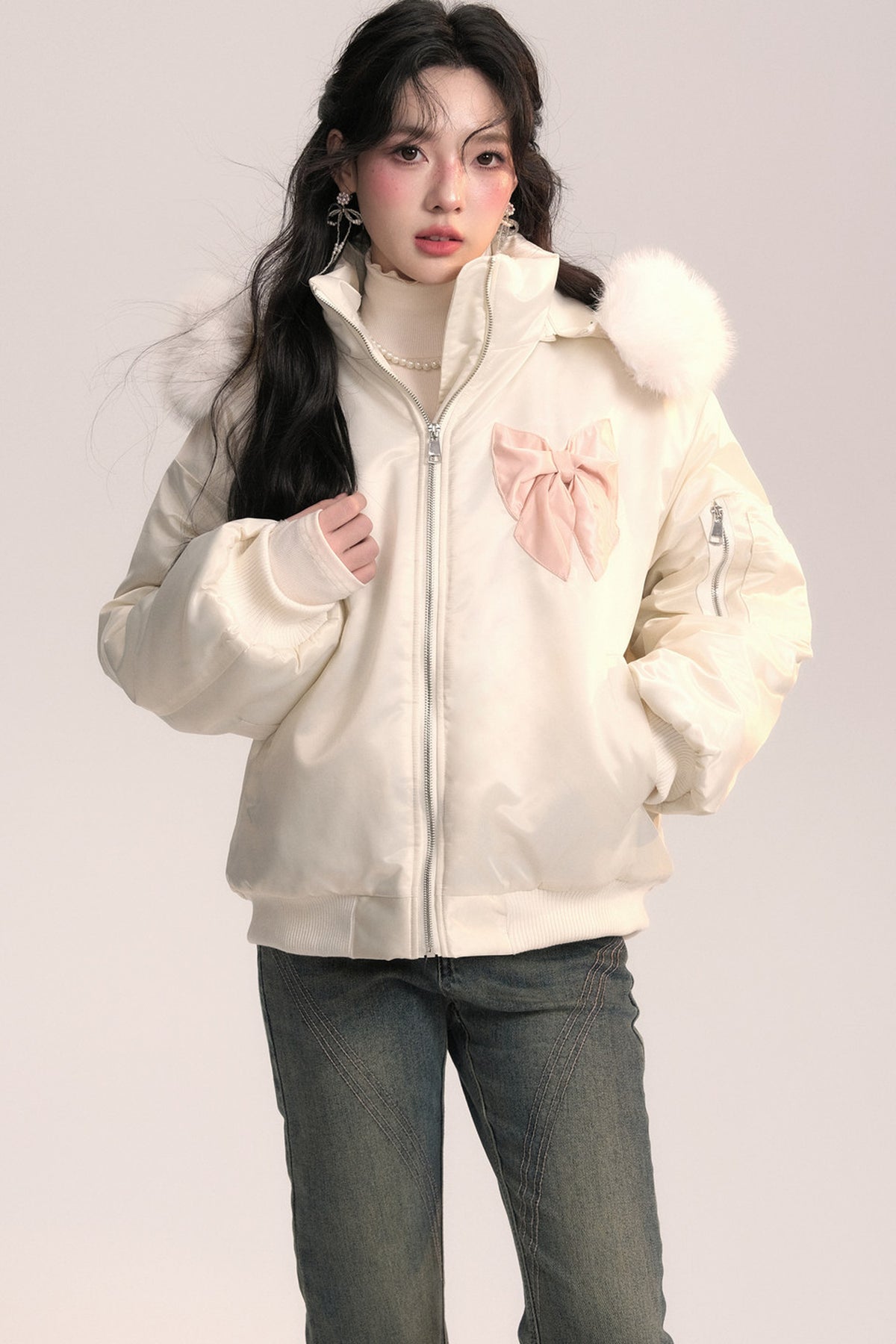 Chaqueta bomber con capucha de pelo y lazo