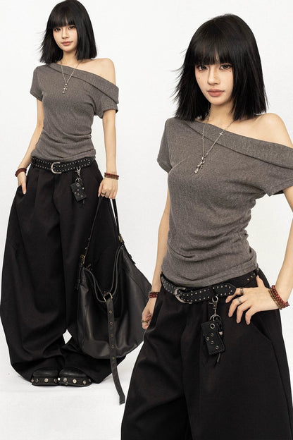 Top minimalista grigio con spalle scoperte
