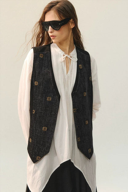 Completo rétro con gilet e gonna con perline