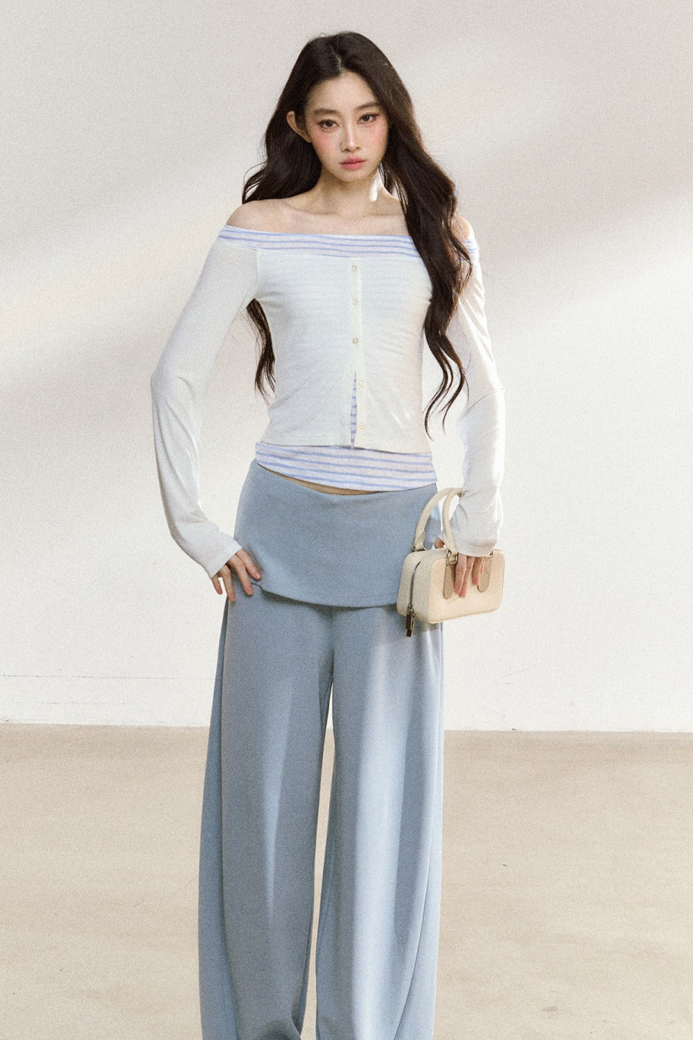 Completo con top a maniche lunghe con spalle scoperte e pantaloni ampi