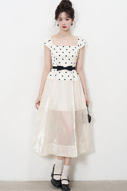 Kleid mit eckigem Ausschnitt und Polka-Dots