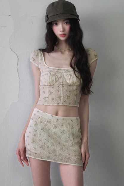 Kurzärmeliges Crop-Top mit Blumenmuster und eckigem Ausschnitt und hüftbetonter Rock im Set