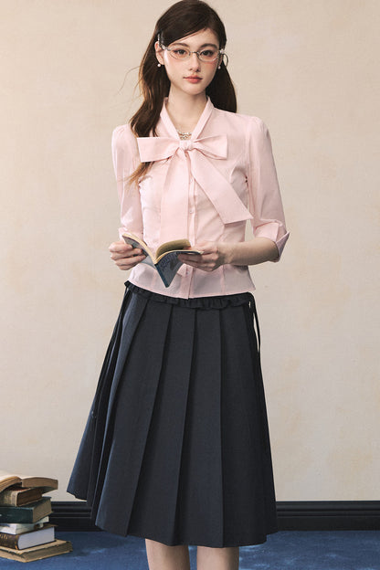 Camisa rosa de manga larga con lazada al cuello y mariposa