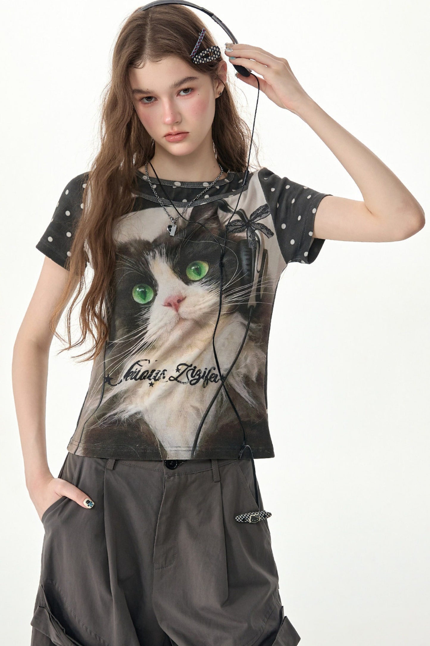 T-Shirt mit Katzenprint und Polka-Dots