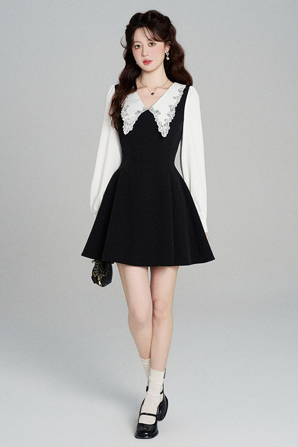 Schwarzes A-Linien-Kleid mit Bubikragen und tailliertem Schnitt
