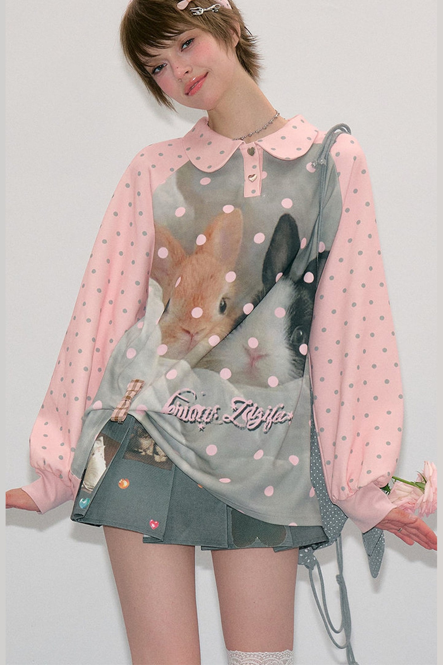 Camiseta rosa con estampado de conejo y lunares