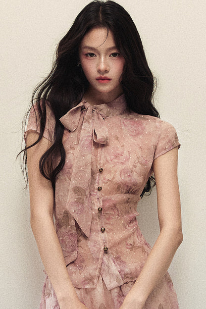 Set con blusa in tessuto velato a stampa rose e gonna a trapezio