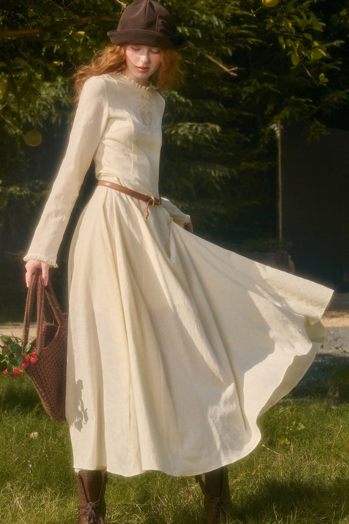 Langes Kleid mit Taillenschleife und Stickerei