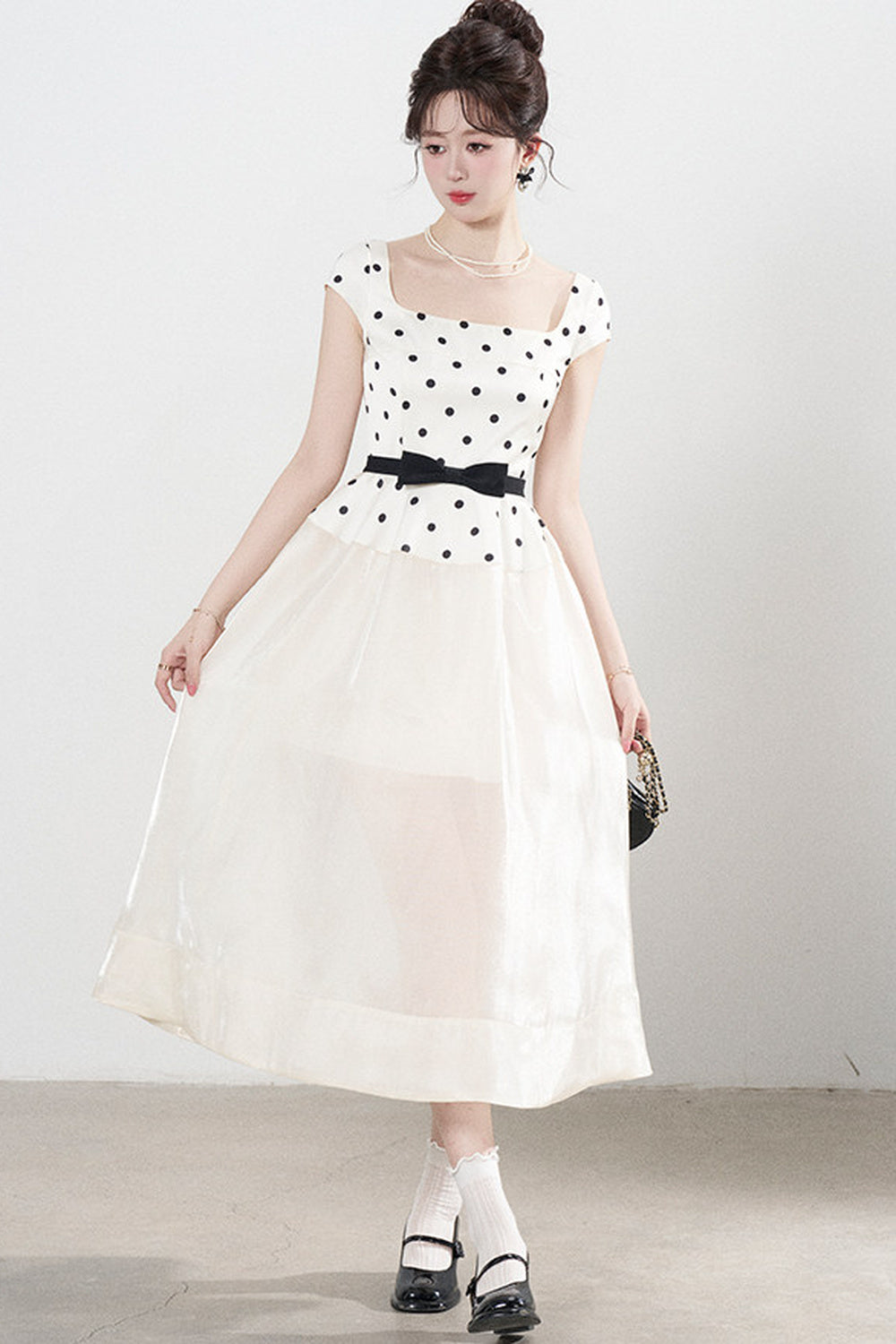 Kleid mit eckigem Ausschnitt und Polka-Dots