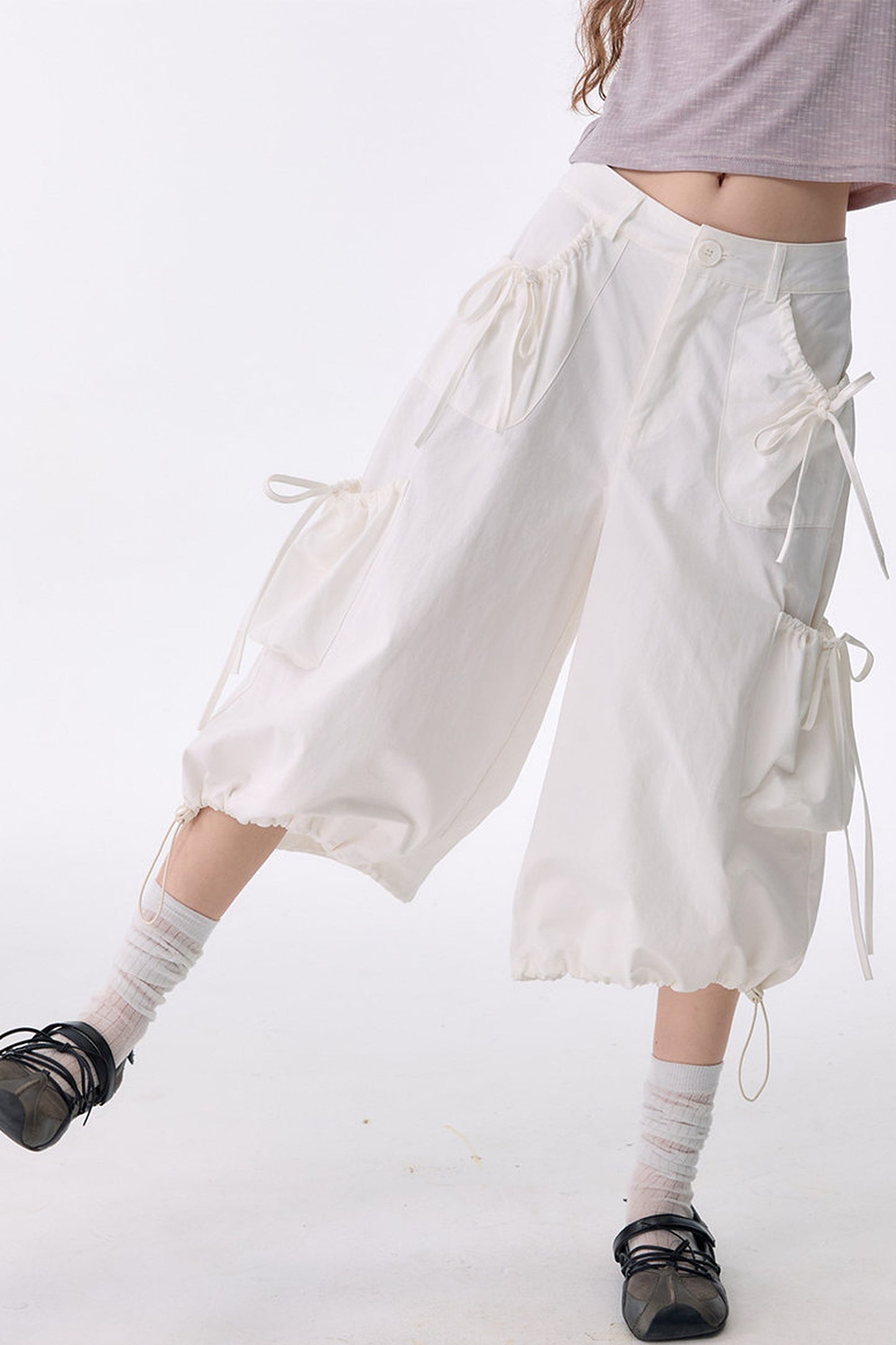 Hochgeschnittene Cargohose mit weitem Bein und mehreren Taschen