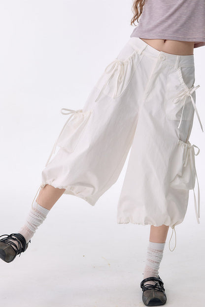 Hochgeschnittene Cargohose mit weitem Bein und mehreren Taschen