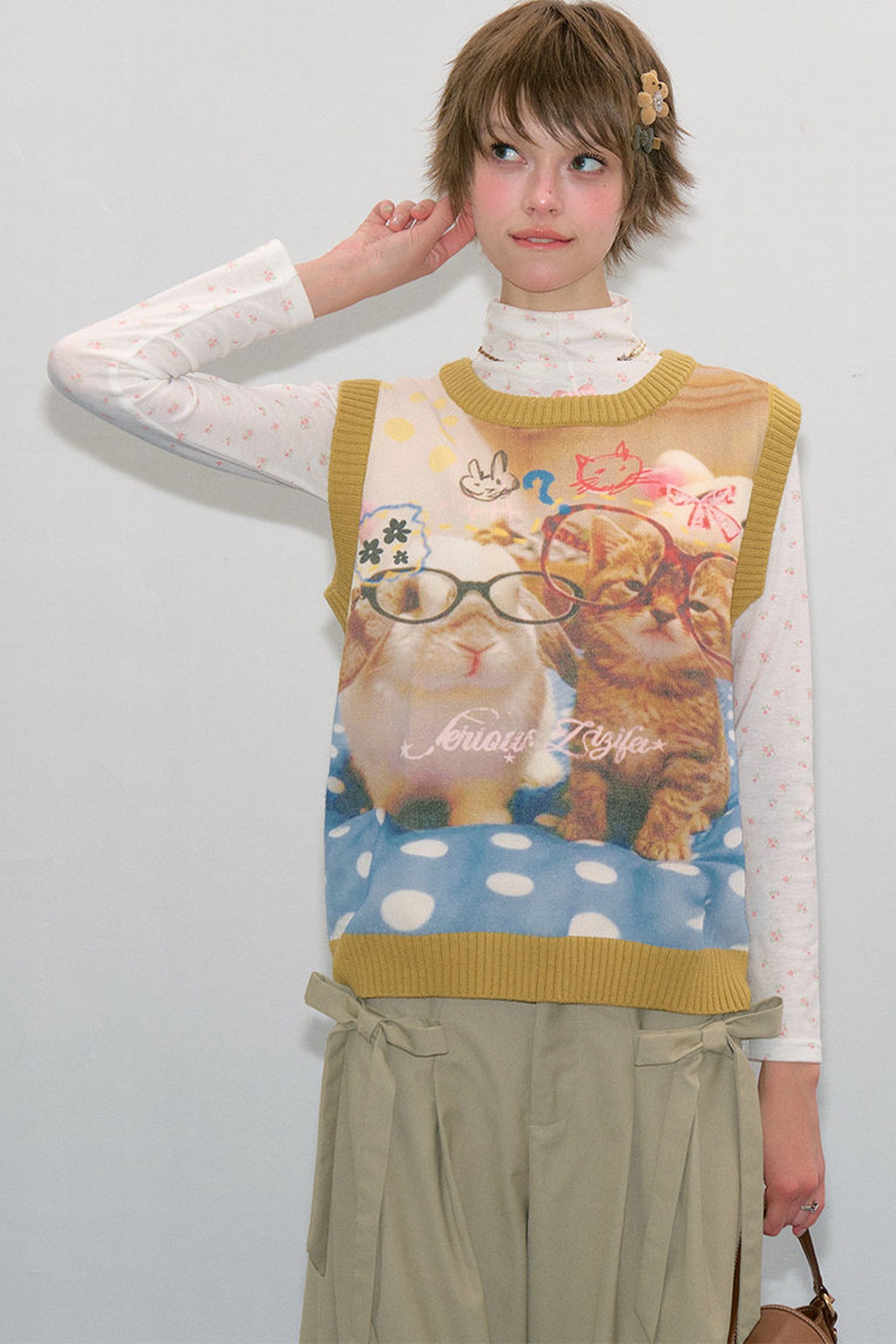 Gelbe Weste mit Katzen- und Hasenprint