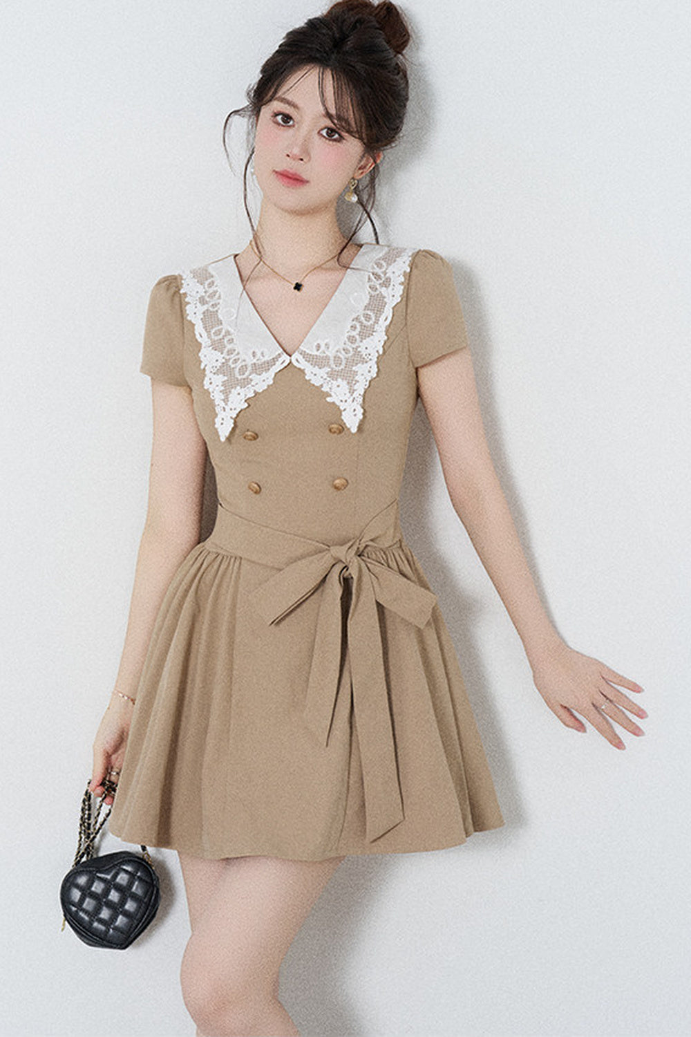 Spitzenkleid in A-Linie mit Bubikragen