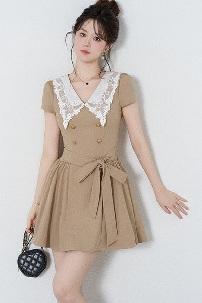 Spitzenkleid in A-Linie mit Bubikragen