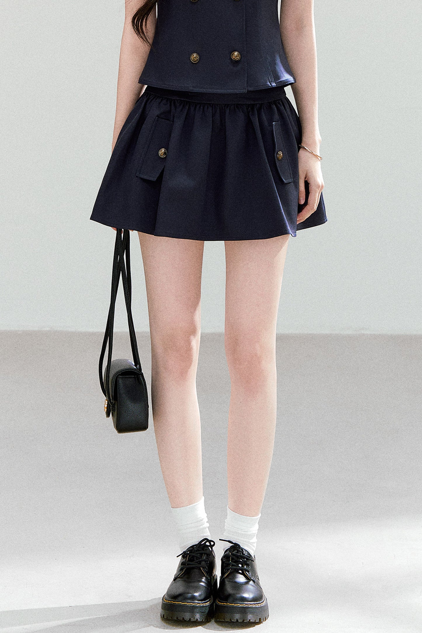 Preppy-Set aus zweireihigem Hemd mit Bubikragen und bauschigem Rock