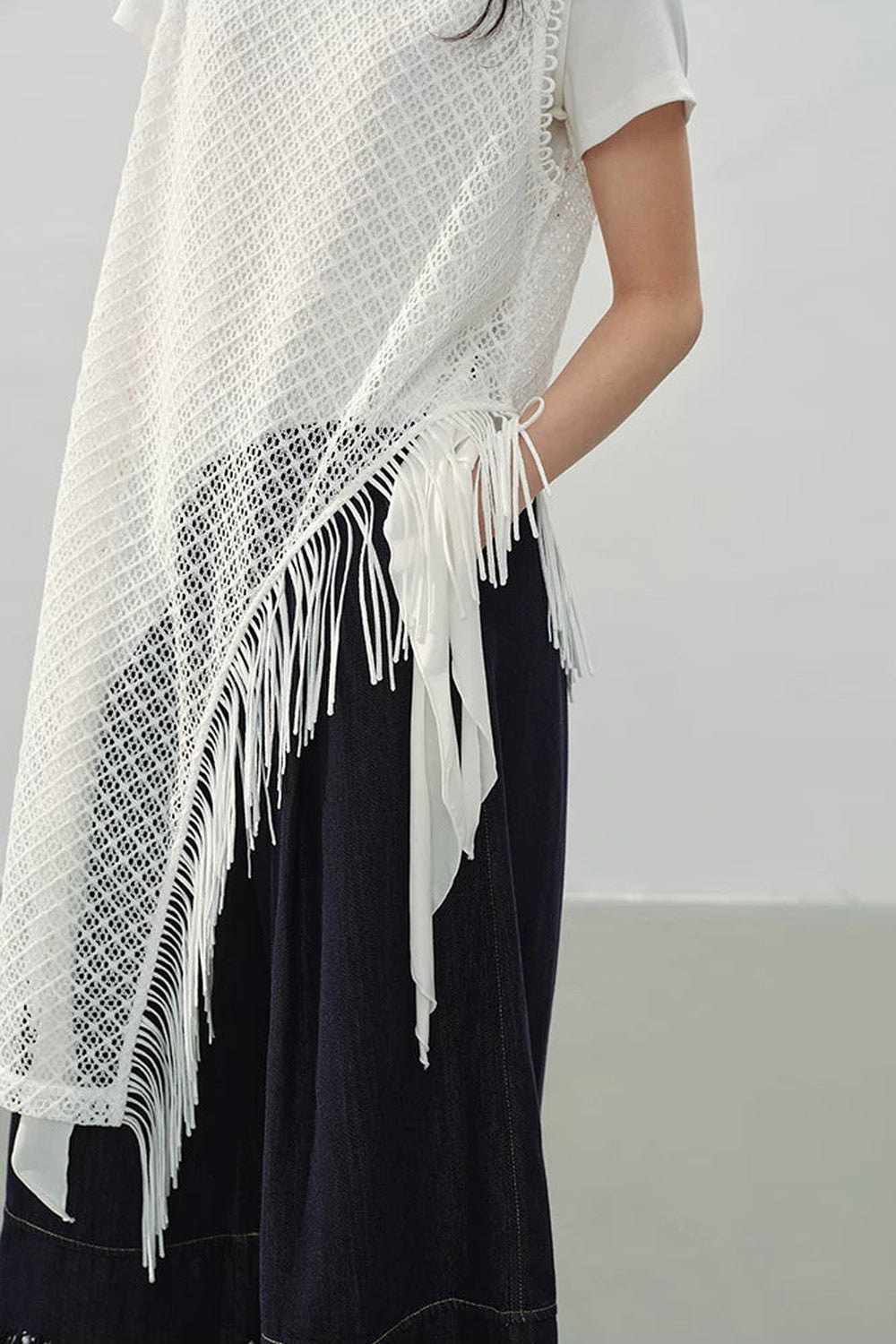 Robe à franges tissée avec découpes irrégulières