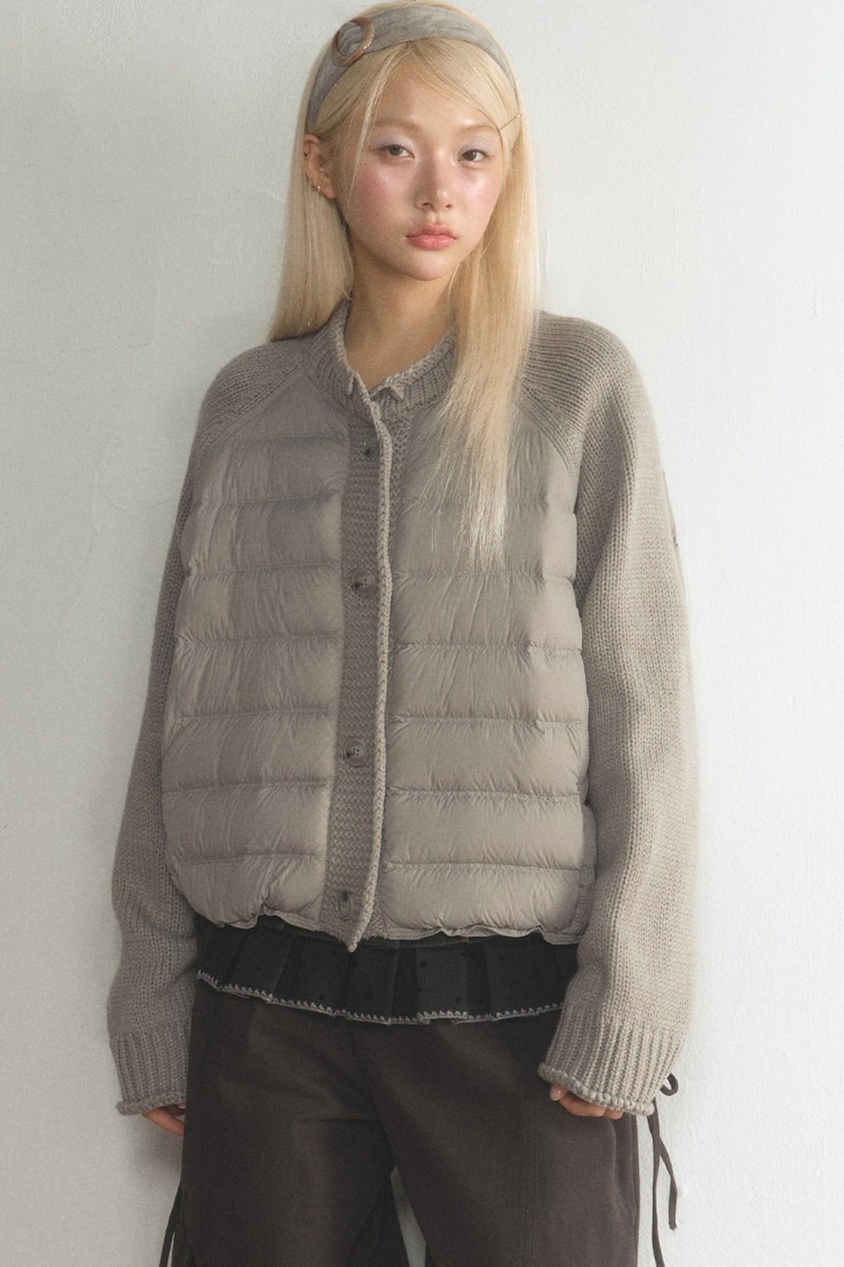 Kurze Daunenjacke mit Strickärmeln