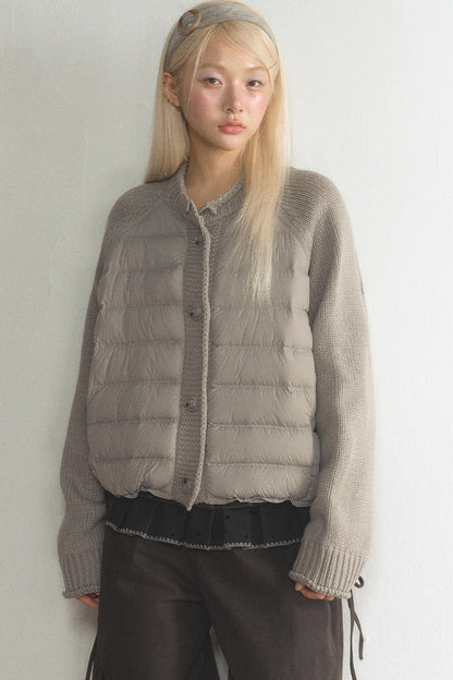 Kurze Daunenjacke mit Strickärmeln