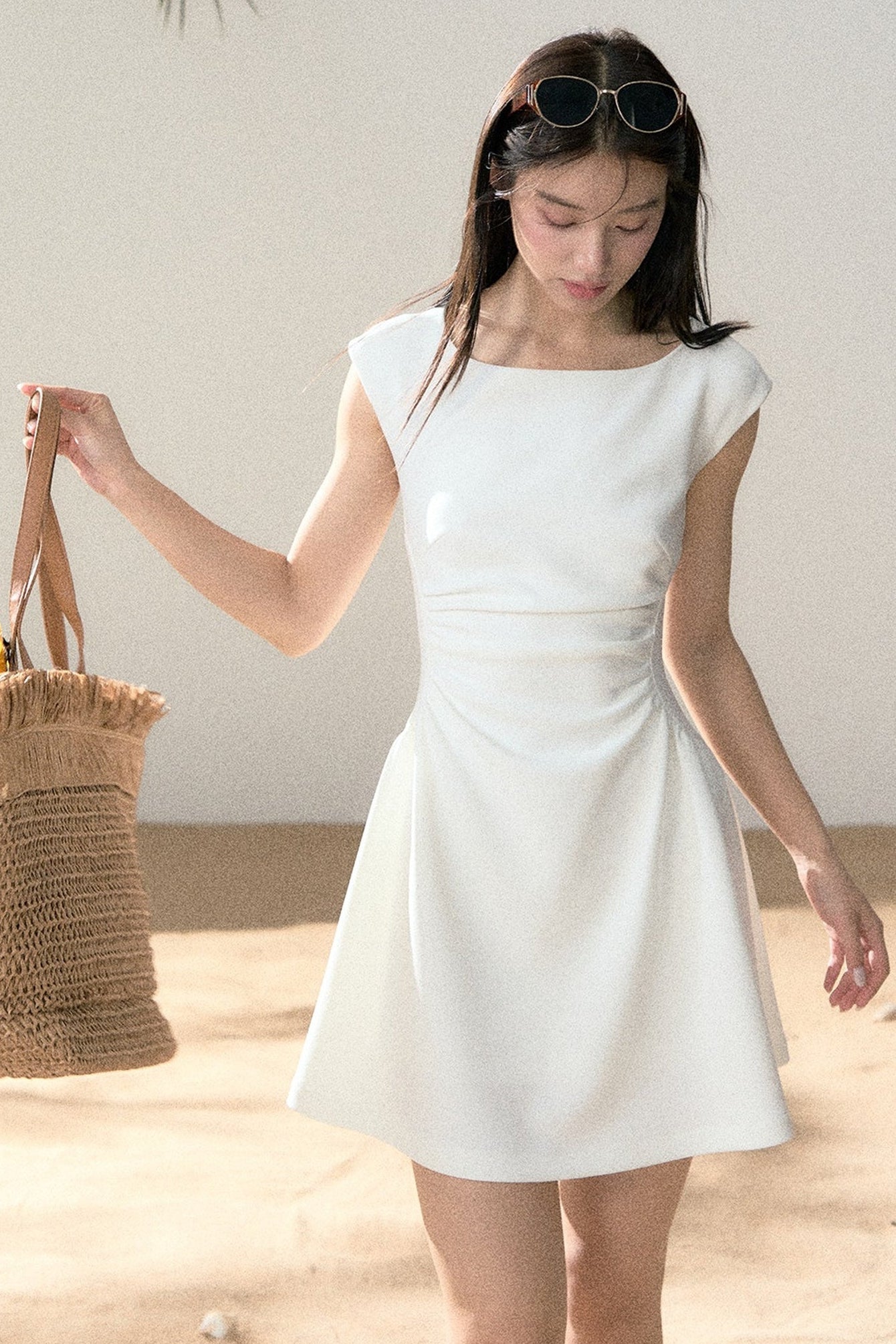 Abito bianco con scollo quadrato in stile desiderio puro
