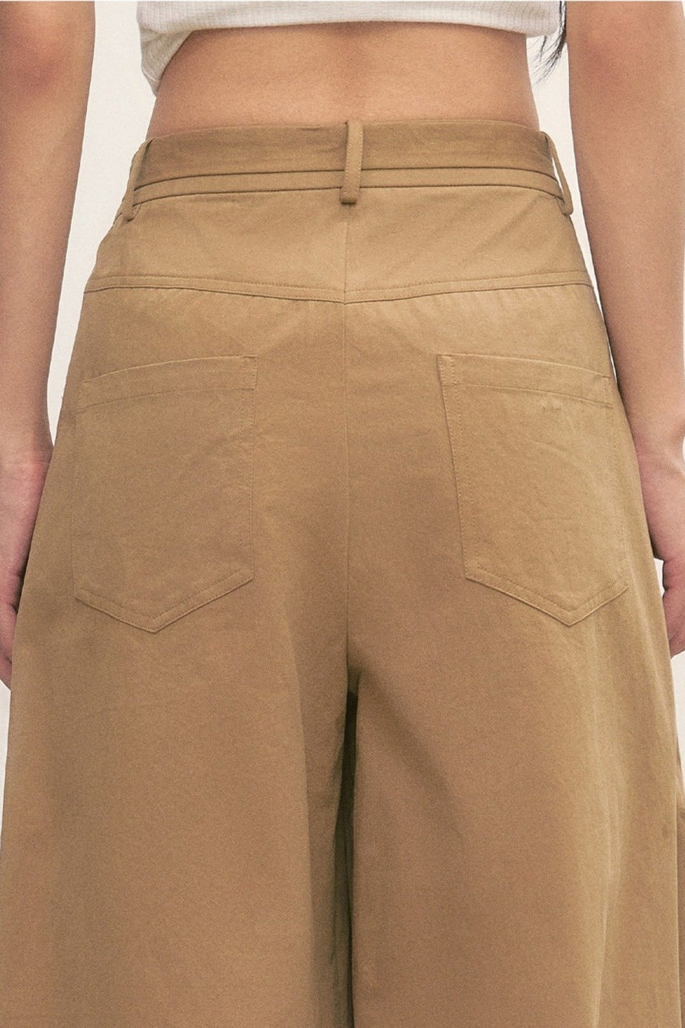 Pantalones caqui de pierna ancha con cintura anudada