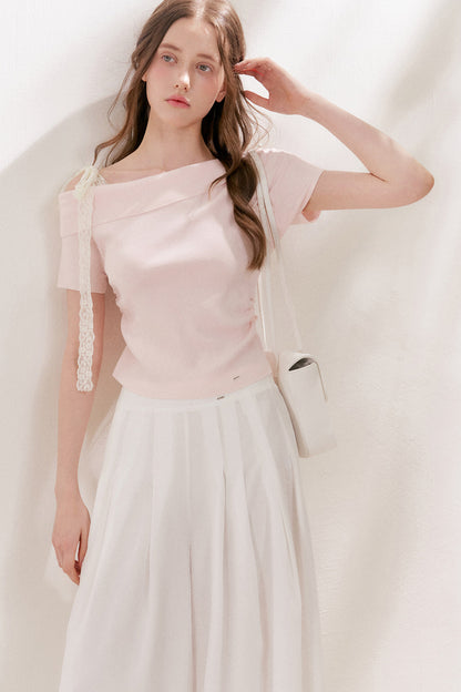 Top in maglia con spalle scoperte e fiocco in pizzo