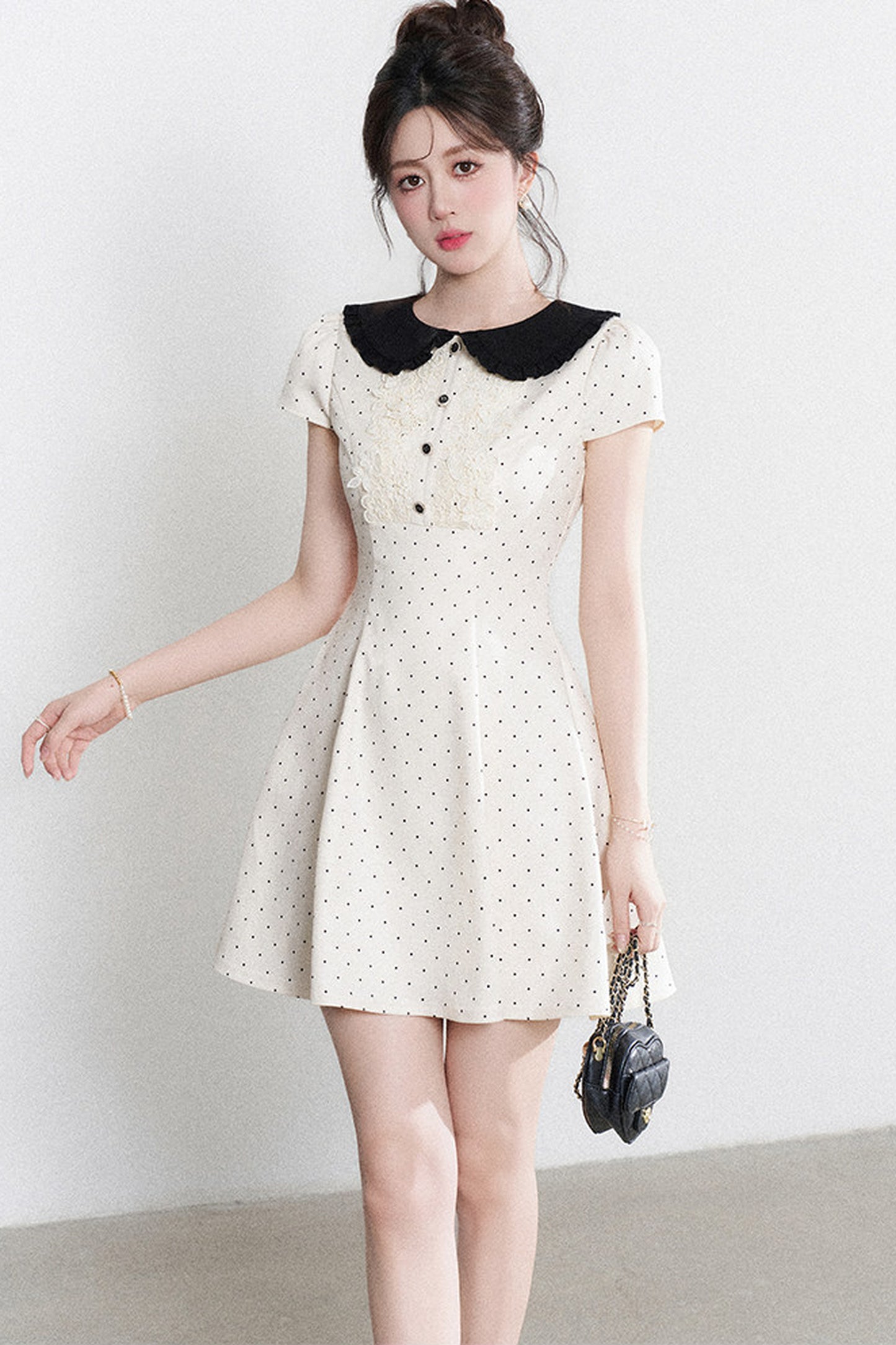 Robe trapèze à pois avec col Claudine