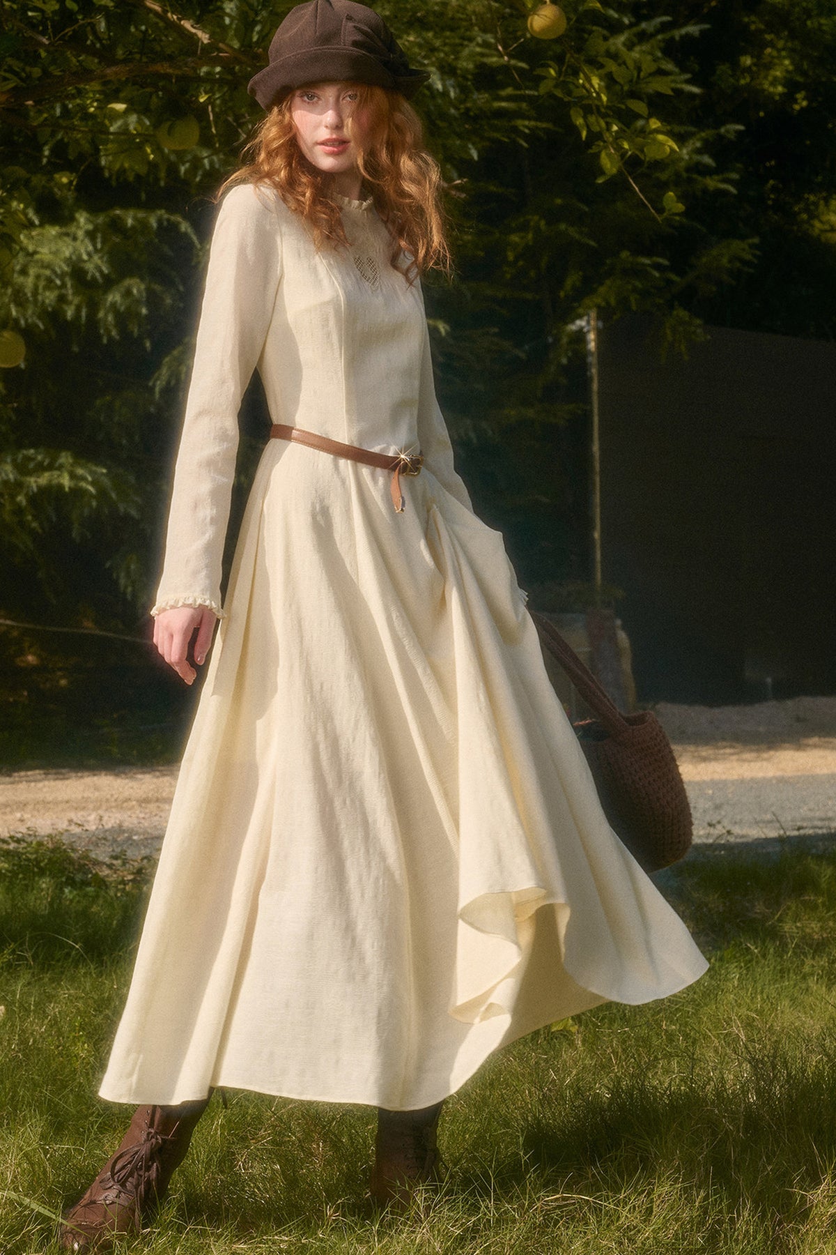 Langes Kleid mit Taillenschleife und Stickerei
