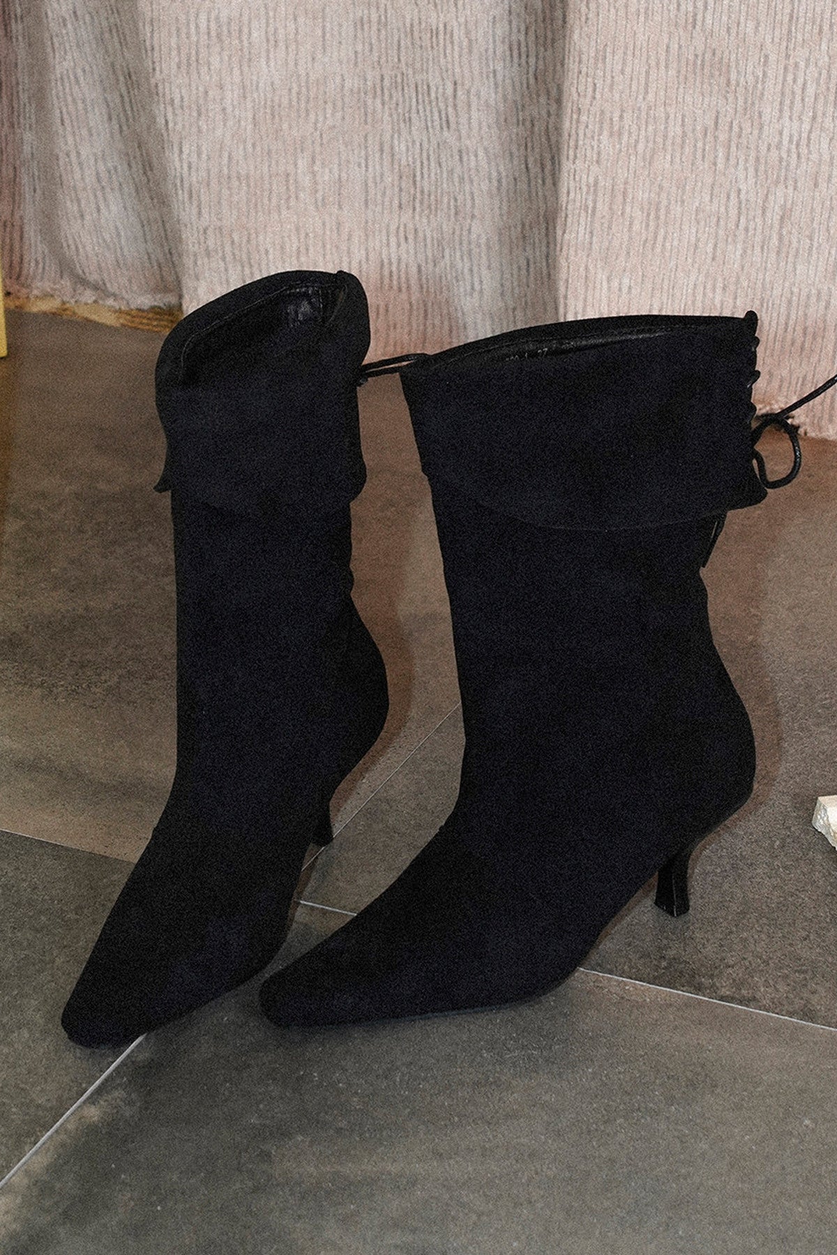 Faltbare, spitz zulaufende Stiefel mit Absatz und gerafftem Schaft