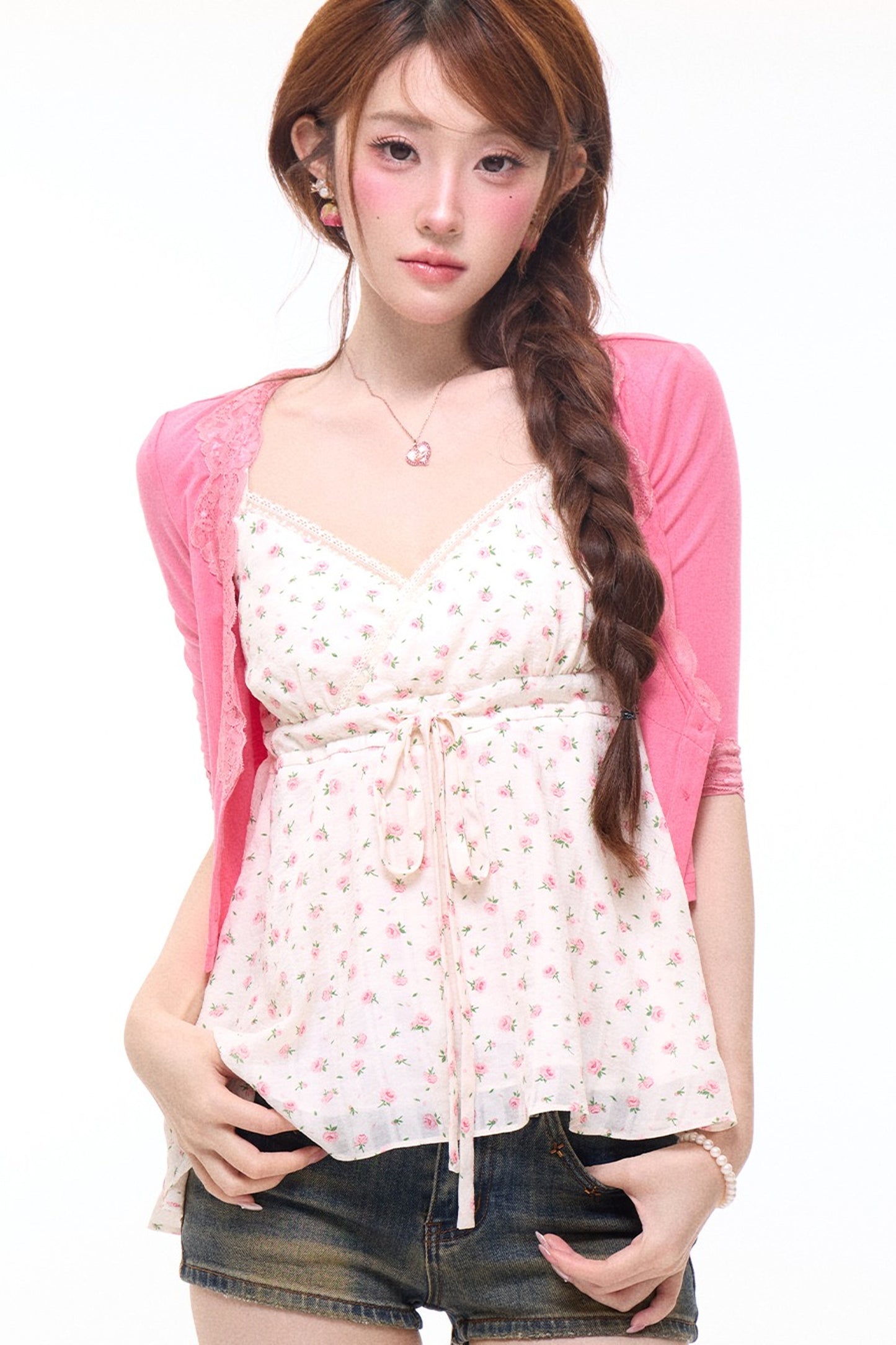 Conjunto de cárdigan con camisola floral y shorts de mezclilla