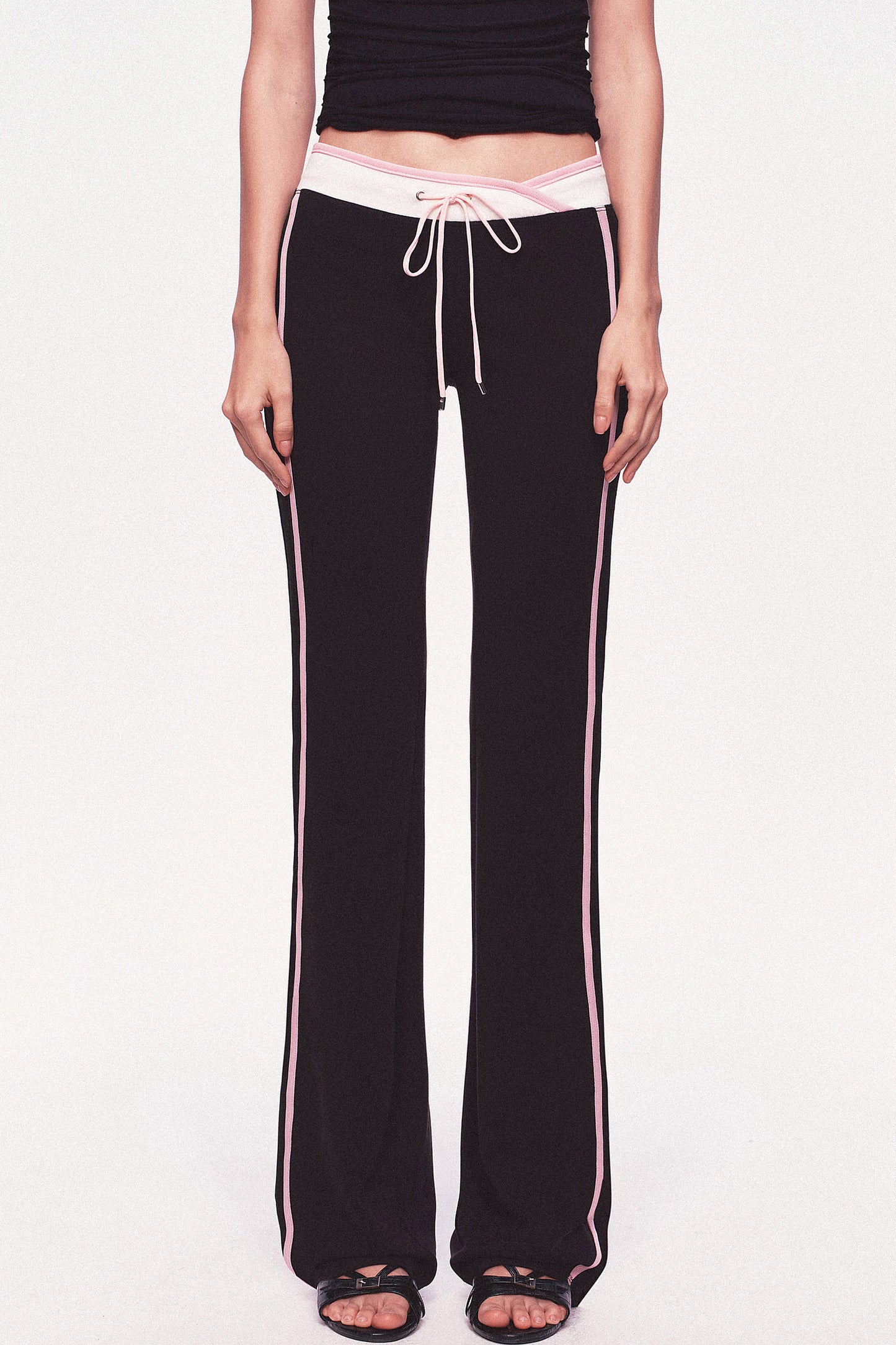 Pantaloni dritti a vita bassa con coulisse e doppia fascia in vita