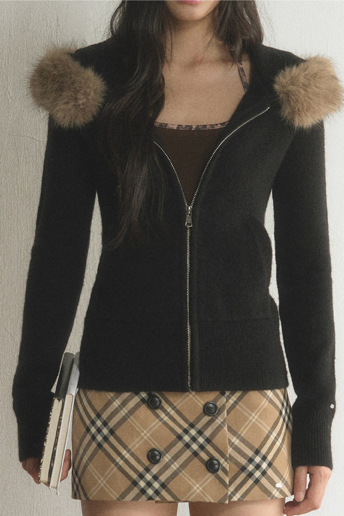 Große Strickjacke mit Pelzkapuze