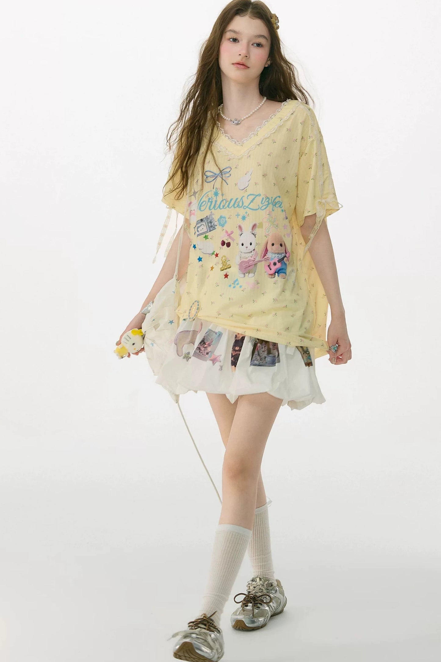 Tee-shirt jaune à col en V en dentelle florale
